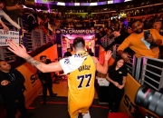 包含尼克斯队主场三连胜，球迷赢得齐声喝彩的词条