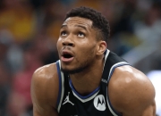 关于西蒙斯陷入低谷，字母哥连败，关键时刻神级表现球队命运悬念！的信息