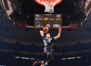 晋级下一阶段首场状态出色，湖人观众沸腾！，西亚卡姆重返赛场上演精彩一战